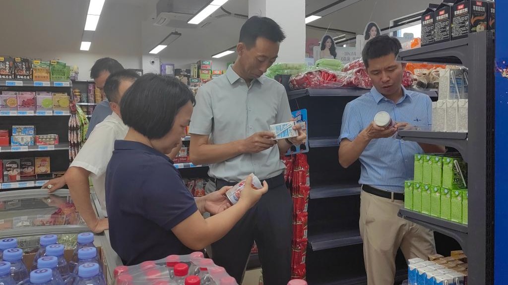 李辉副校长带队在校园商铺检查食品生产厂家及保质期